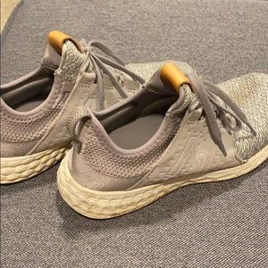 Gray new balance tennis shoes